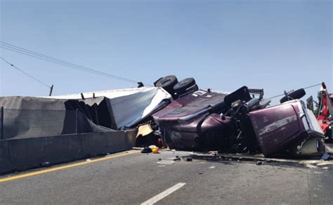 Volcadura de tráiler colapsa el Circuito Exterior Mexiquense