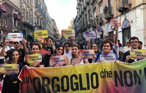 Pride A Catania Una Marea Arcobaleno Siamo Senza Confini