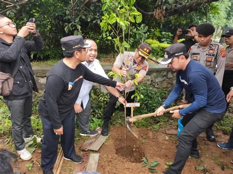 Wakapolresta Bogor Kota Polda Jabar Bersama Walikota Tanam Ribuan Pohon