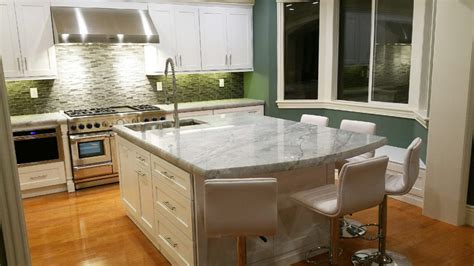 Modern Kitchen Redesign With Custom Dining Island Moderne Cuisine