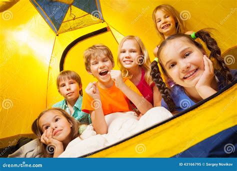 Sex Roliga Barn Som Har Gyckel I Ett Tält Fotografering för Bildbyråer