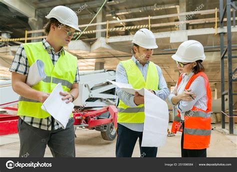 Grupo De Ingenieros Constructores Arquitectos En La Obra