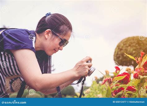 Vrouwelijke Fotograaf Met Professionele Digitale Camera Retro Styl Stock Afbeelding Image Of