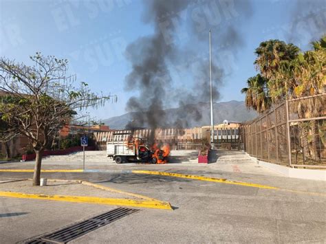 Incendian Normalistas De Ayotzinapa Veh Culos Y Oficinas Del Recinto