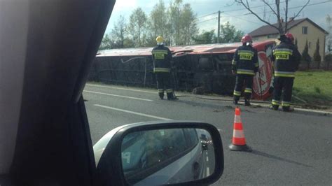 Wypadek Polskiego Busa pod Warszawą Leżał na boku trzy osoby ranne