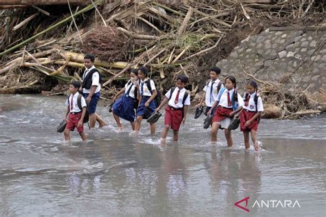 Dampak Jembatan Ambruk Akibat Banjir Bandang Di Jembrana Bali Antara