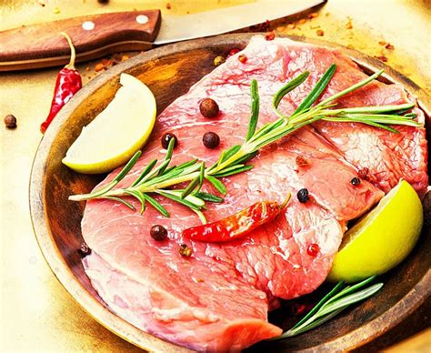 Background Daging Sapi Mentah Steak Daging Sapi Mentah Dengan Rosemary