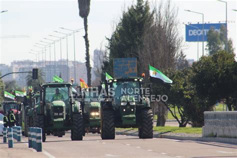 Badajoz Protesto dos agricultores cortam o trânsito na rotunda da