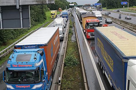 Stau Auf Der A1 Unfall Im Autobahnkreuz Dortmund Unna