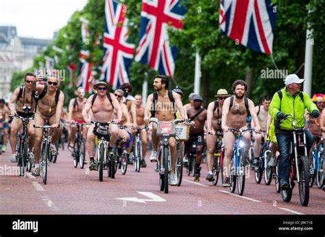 World Naked Bike ride in London um CO2 Emissionen und allmähliche