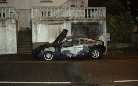 Fait divers Une voiture prend feu dans la nuit de mardi à mercredi