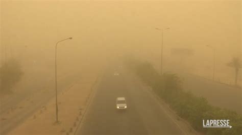 Iraq Tempesta Di Sabbia A Bagdad Chiuse Scuole E Aeroporti Lapresse