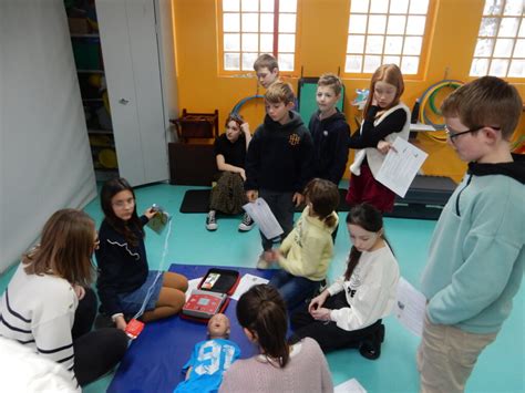 Les CM2 apprennent à porter secours Ecole Jeanne d Arc Fournes en