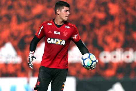 Criado Na Base Do Flamengo Rj Novo Goleiro Destaca Honra Em Vestir