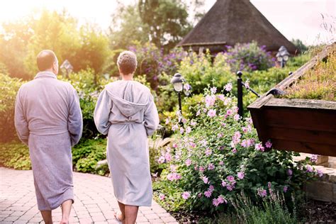 Paar Bademantel Garten Wellness für Körper und Seele