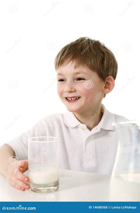 Weinig Jongen Met Glas Melk Stock Foto Image Of Overhemd Emotie