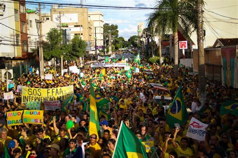 MidiaNews Mais de 30 mil protestam em Cuiabá contra Governo Dilma veja