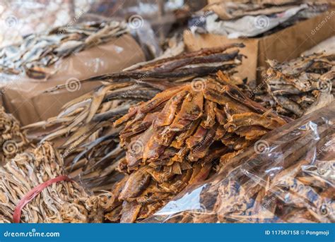 Pescados Salados Pescados Secados Para La Venta En El Mercado Foto De