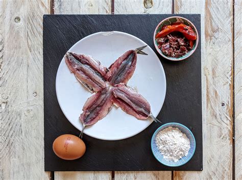 Tapas Sardinas rebozadas con jamón y pimiento Sardinen gefüllt mit