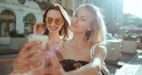 Duas Meninas Bonitas Novas Que Tomam O Selfie Em Uma Rua Da Cidade