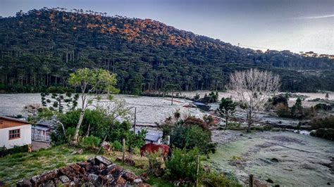 Frio De C Geada Pinta De Branco Campos E Vegeta Es Da Serra