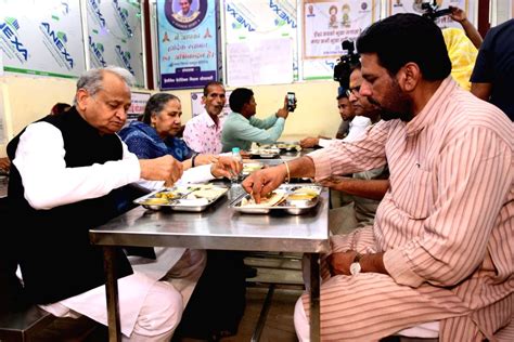 Jaipur Rajasthan Cm Ashok Gehlot With His Wife Sunita Gahlot Having Food