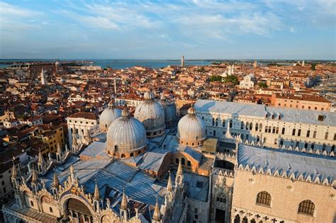 Vista A Rea De Venecia Con La Bas Lica De San Marcos Y El Palacio Ducal