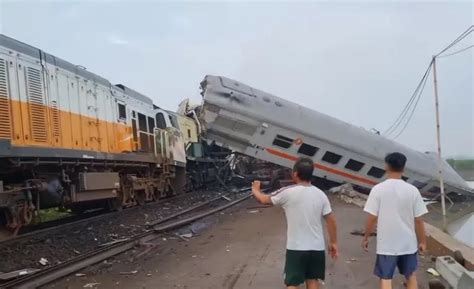 Dua Kereta Tabrakan Di Cicalengka 3 Orang Meninggal Dunia Indoposco