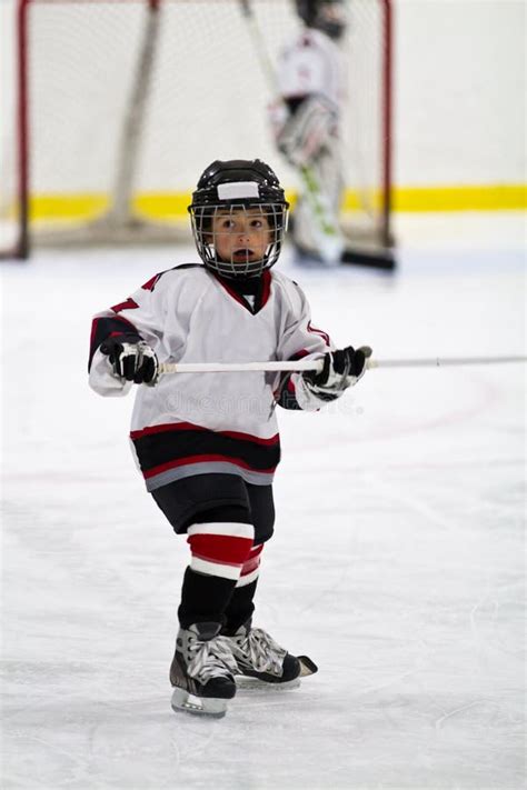 Barn Som Spelar Ishockey Fotografering För Bildbyråer Bild Av Liga