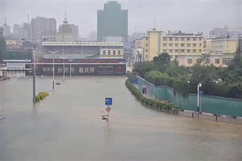 昆明一夜暴雨“又看海”：隧道内警车被没顶，有市民爬车呼救直击现场澎湃新闻 The Paper