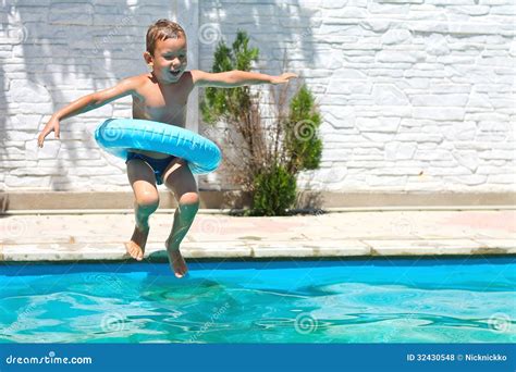 Le Garçon Préscolaire Sautent à La Piscine Photo stock Image du