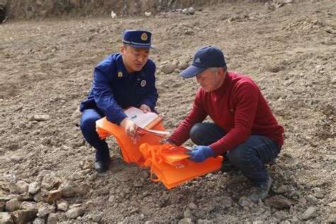 陇南西和：消防宣传员走进田间地头宣传春季防火知识 国际在线