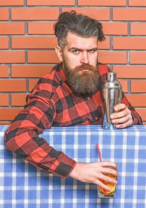 Concepto Del Camarero Camarero Con La Barba Y Bigote Largo Y Pelo