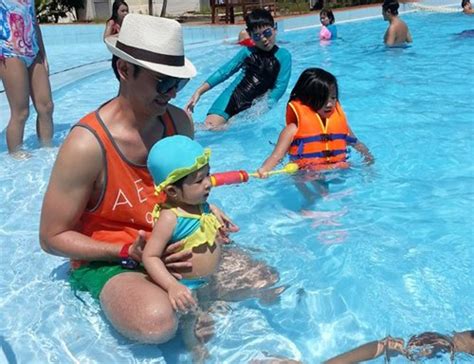 Huy Kh Nh Khoe Con G I Ng Y U V I Bikini