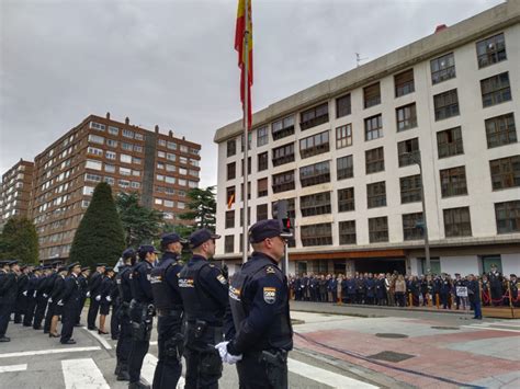 La Policía Nacional Celebra Su Bicentenario Con El Izado De La Bandera