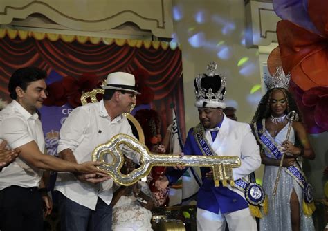 Carnaval do Rio é aberto entrega da chave da cidade à Corte da