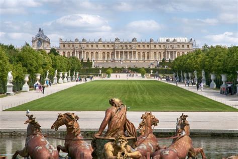 A La Cour Du Roi Soleil à Versailles