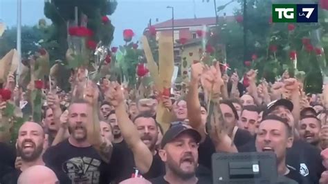 C Solo Un Presidente Gli Ultras Del Milan Portano Le Rose Ad Arcore