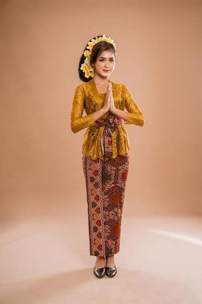 Premium Photo Attractive Balinese Woman In Kebaya Dress Greeting