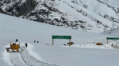 Jammu And Kashmir Strategic Srinagar Leh Highway Re Opens For Traffic