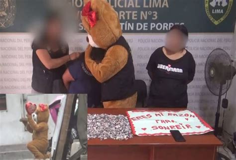 Polic A Se Disfraza De Oso De Peluche Para Atrapar A Mujer En Per