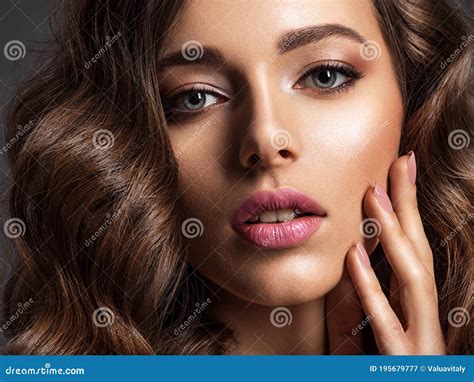 Belle Femme Aux Cheveux Bruns Beau Visage Dun Modèle Attirant Avec La