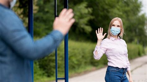 Hombre Y Mujer Manteniendo La Distancia Social Foto Gratis