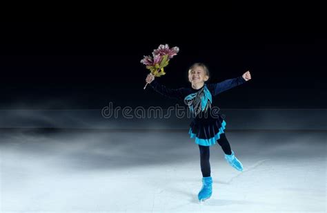 Patinador Art Stica Da Crian A No Fundo Escuro Da Arena Do Gelo Foto De