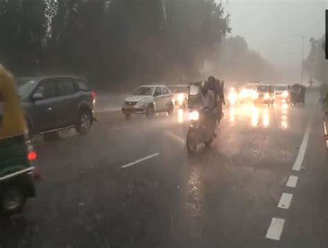 Heavy Rains Lash Parts Of Delhi Ncr Bring Relief From Sultry Weather Delhi Ncr News News9live