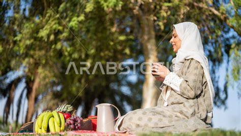 صورة لإمرأة عربية سعودية خليجية أنيقة محجبة ، ترتدي عباءة جميلة