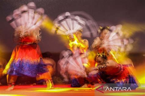 Lomba Tari Tradisional Dayak Kalimantan Tengah ANTARA News