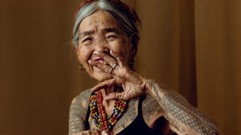 Aos 106 anos Apo Whang Od é a mulher mais velha de sempre na capa da