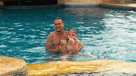 El Padre Con Su Hija Pequeña Se Divierte En La Piscina Papá Juega Con