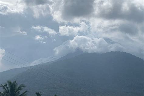 Gunung Lewotobi Laki Laki Di Flores Erupsi Lontaran Abu Vulkanik